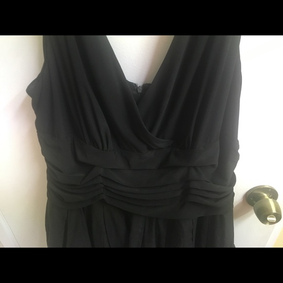 Black frilly dress with white flowers - Picture 5 of 6